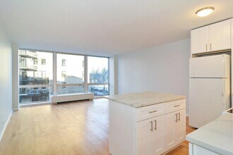 2400 N Lakeview Ave, Unit 317 in Chicago, IL - Building Photo - Building Photo