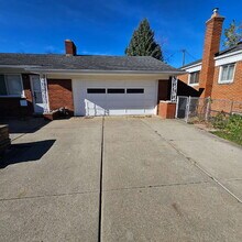 23821 Lambrecht Ave in Eastpointe, MI - Building Photo - Building Photo