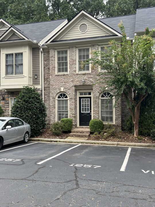 1257 Harris Commons Pl in Roswell, GA - Foto de edificio