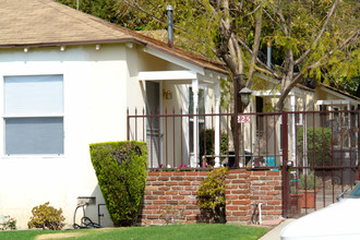 225 E Elmwood Ave in Burbank, CA - Building Photo - Building Photo