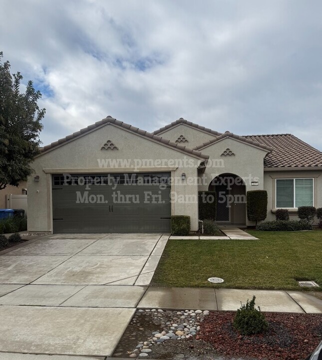 2657 Roseberry Ave in Manteca, CA - Foto de edificio