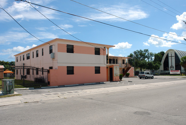 795 NW 61st St in Miami, FL - Foto de edificio - Building Photo