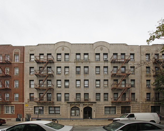 30-44 34th St in Astoria, NY - Foto de edificio - Building Photo