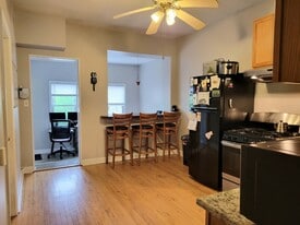 2211 N Campbell Ave, Unit 3rd floor in Chicago, IL - Building Photo