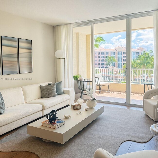 711 Crandon Blvd in Key Biscayne, FL - Building Photo - Building Photo