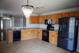 135 Holmstrom St in Hutto, TX - Building Photo - Building Photo