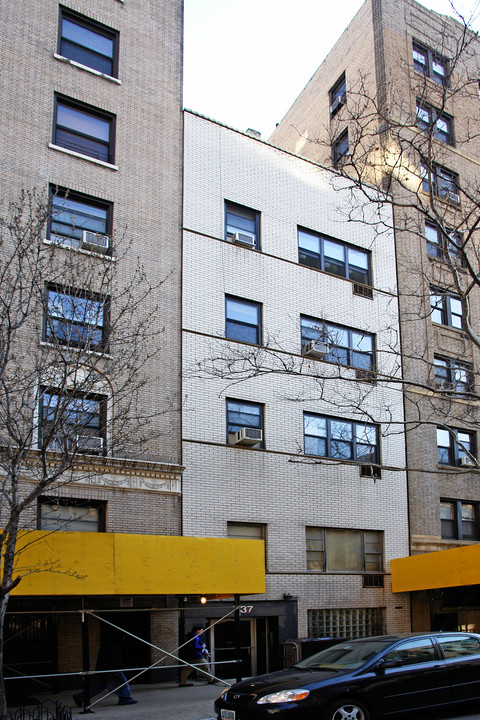 137 W 71st St in New York, NY - Building Photo