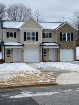 221 W Murphy St in Madison, NC - Building Photo