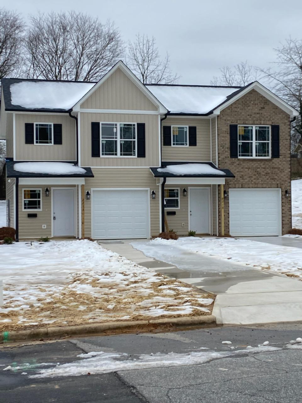 property at 221 W Murphy St