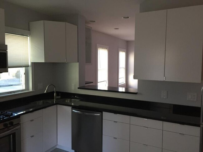 278 Cypress St, Unit 3 in Brookline, MA - Building Photo - Building Photo