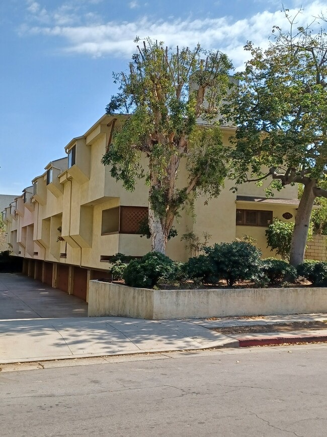 276 E Bellevue Dr