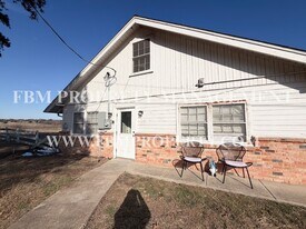 2200 Country Club Rd in Ennis, TX - Building Photo