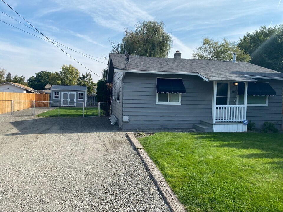 407 S 5th St in Selah, WA - Building Photo