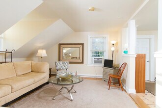 95 Coggeshall Ave, Unit 4 in Newport, RI - Building Photo - Building Photo
