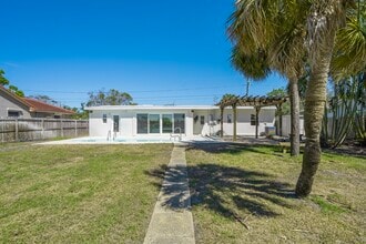 4099 Pompano Dr SE in St. Petersburg, FL - Building Photo - Building Photo