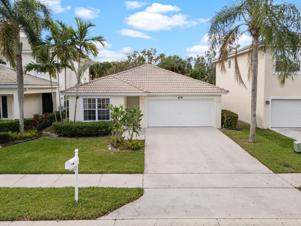 6791 Lantern Key Dr in Greenacres, FL - Building Photo
