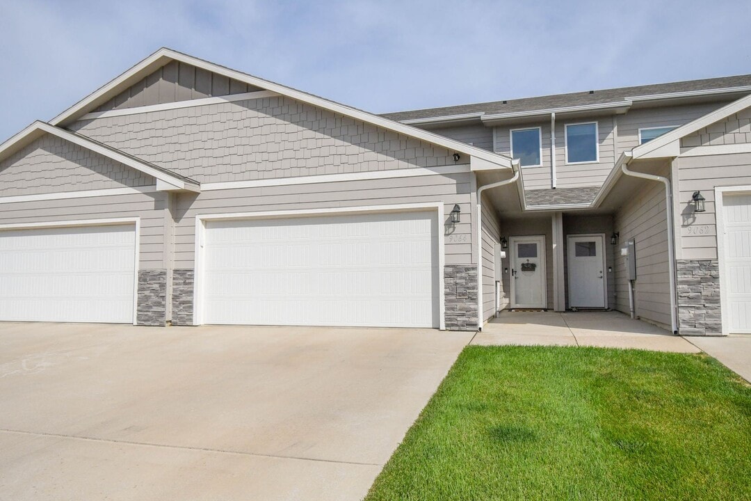 9064 W Ark Pl in Sioux Falls, SD - Building Photo