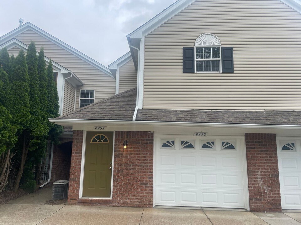 8292 W Annsbury Cir in Shelby Township, MI - Building Photo