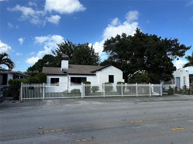 757 NW 46th St in Miami, FL - Foto de edificio - Building Photo