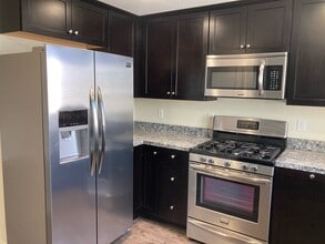 10201 Mountair Ave in Los Angeles, CA - Foto de edificio - Building Photo