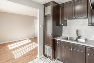 819 W 137th St in Compton, CA - Building Photo - Interior Photo