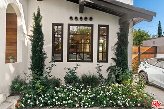 358 N Bronson Ave in Los Angeles, CA - Building Photo - Building Photo