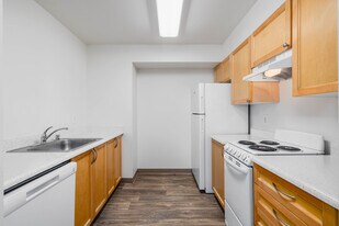 Gilmore Apartments in Seattle, WA - Building Photo