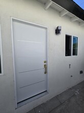 19050 Victory Blvd in Los Angeles, CA - Building Photo - Building Photo