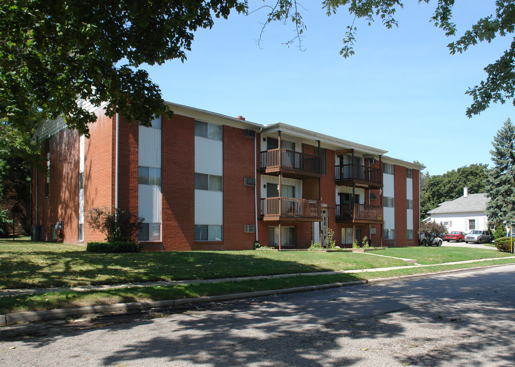 Apple Terrace in Lansing, MI - Building Photo