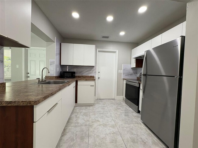 6712 NW 60th St in Tamarac, FL - Building Photo - Building Photo