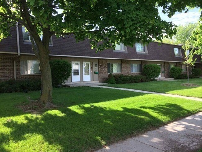 146 W Falls Rd in Grafton, WI - Building Photo - Building Photo