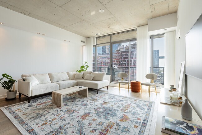 560 King St W in Toronto, ON - Building Photo - Building Photo