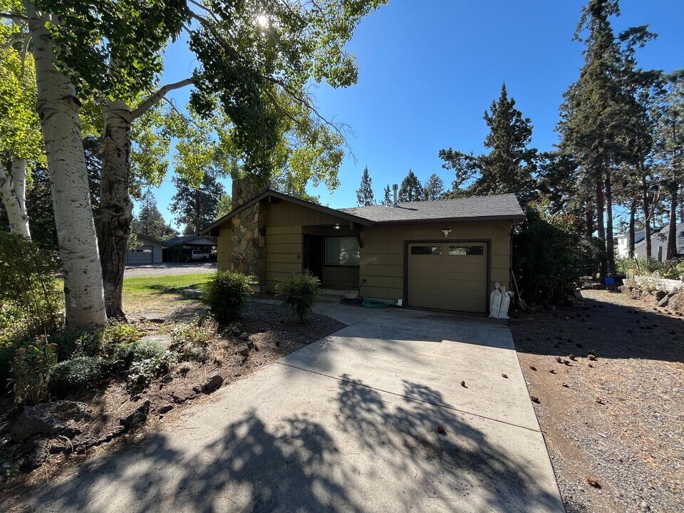 669 NE Lafayette Ave in Bend, OR - Foto de edificio