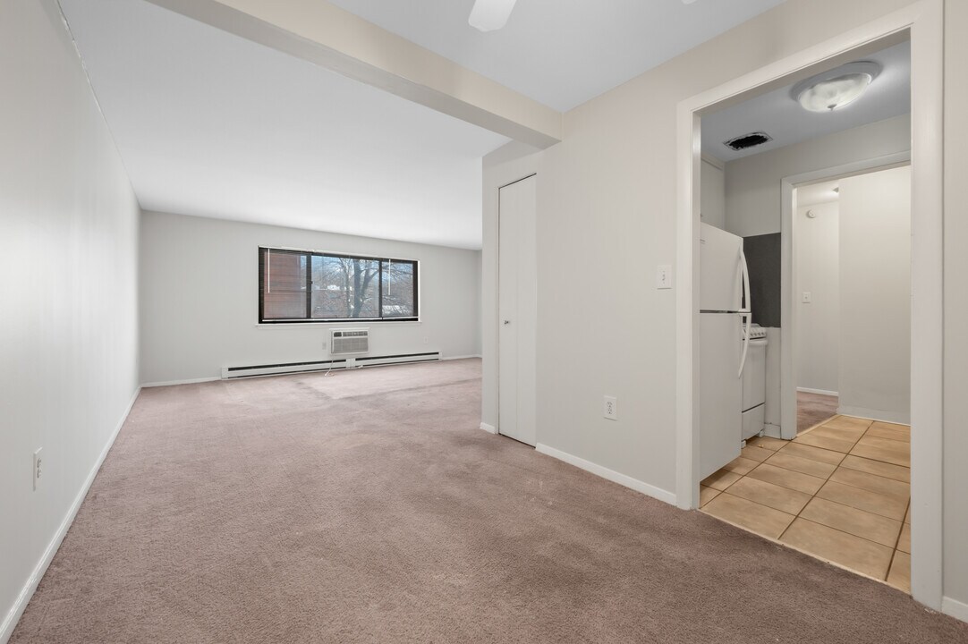 29 Olcott St in Manchester, CT - Building Photo