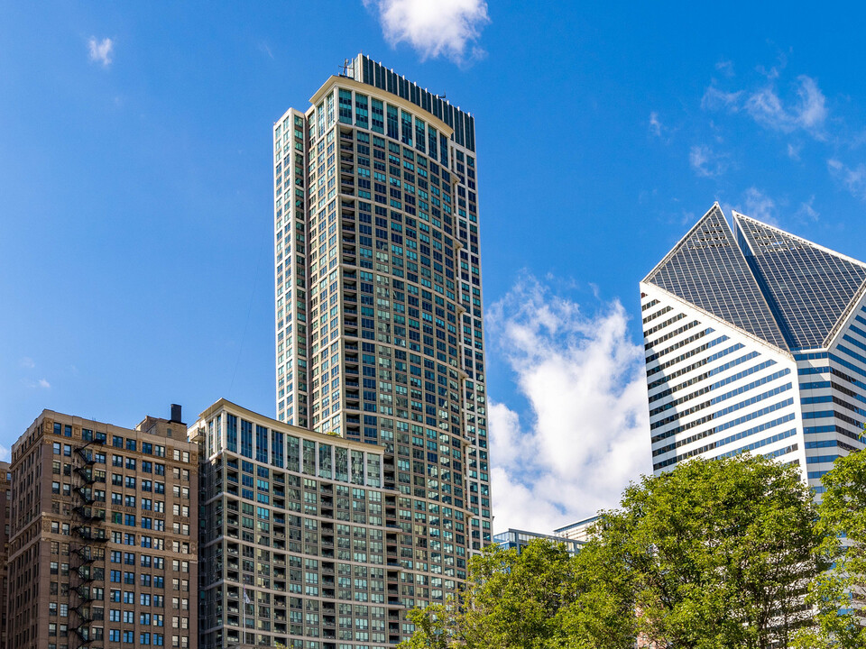 130 N Garland Ct in Chicago, IL - Building Photo