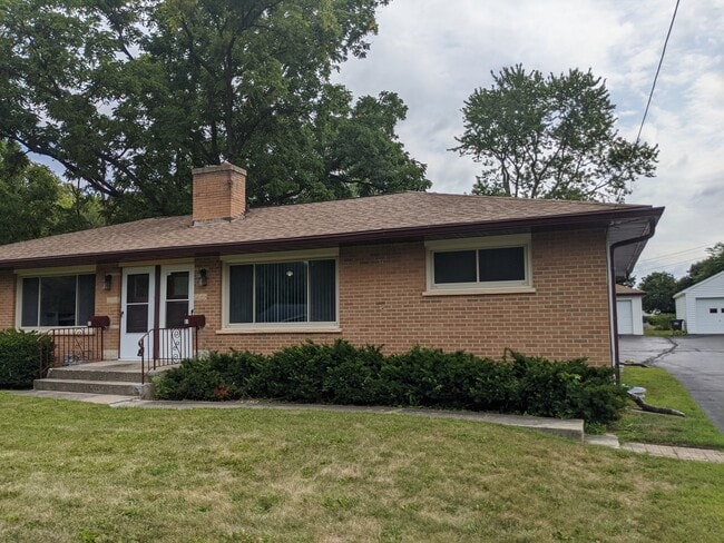 61 Pine Ct in Crystal Lake, IL - Building Photo - Building Photo