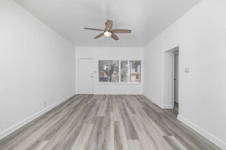 Windsor Court in Glendale, CA - Foto de edificio - Interior Photo