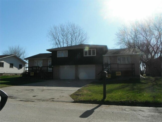 216 N State St, Unit 2 in Emmetsburg, IA - Building Photo - Building Photo