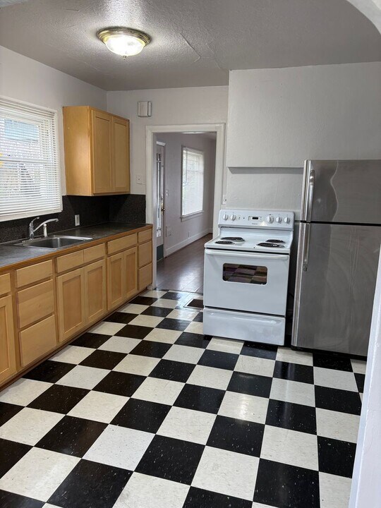 131 NE Buffalo St in Portland, OR - Building Photo