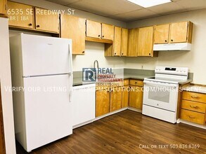 6535 SE Reedway St in Portland, OR - Building Photo - Building Photo