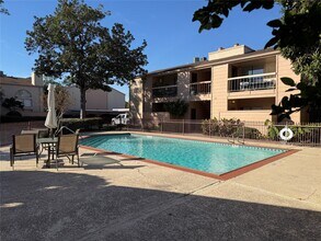 2125 Augusta Dr in Houston, TX - Foto de edificio - Building Photo