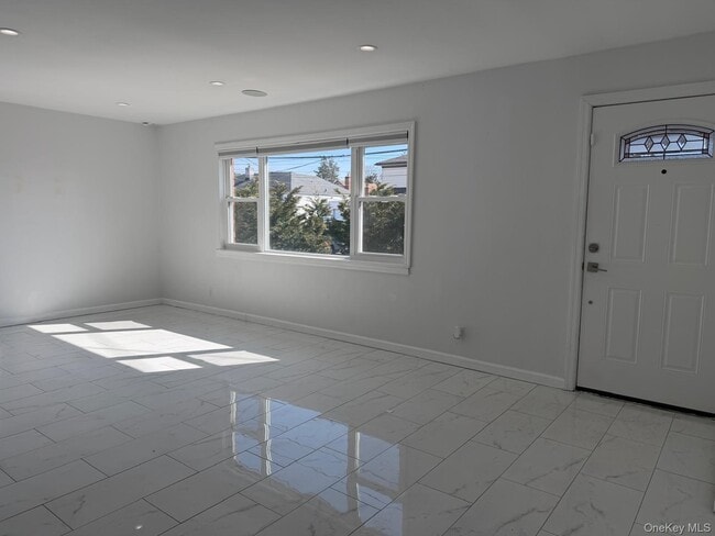 1 Munro Blvd in Valley Stream, NY - Building Photo - Building Photo