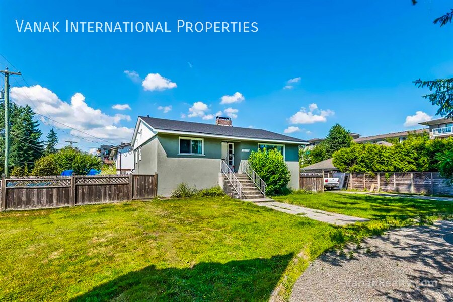 22213-22122 122 Ave in Maple Ridge, BC - Building Photo