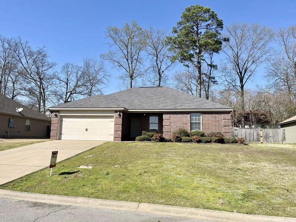 2480 Pleasant Willow Dr in Benton, AR - Building Photo
