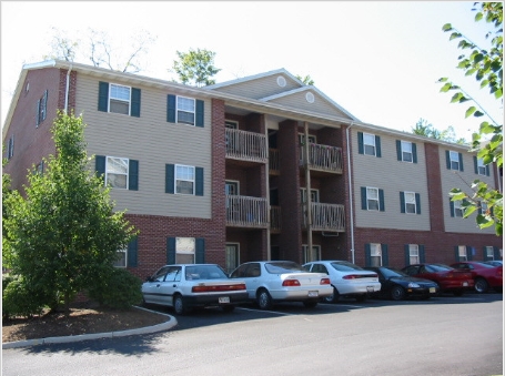 Collegiate Court Apartments in Blacksburg, VA - Foto de edificio