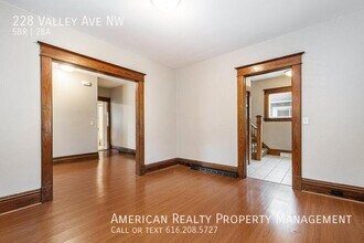 228 Valley Ave NW in Grand Rapids, MI - Building Photo - Building Photo