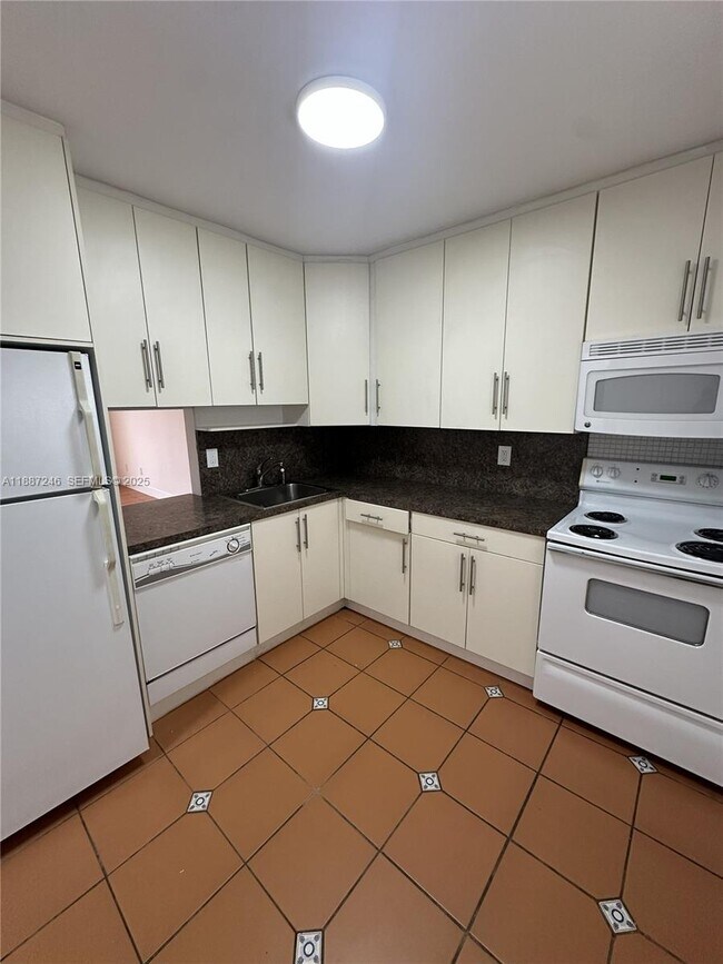 7703 Camino Real in South Miami, FL - Building Photo - Building Photo