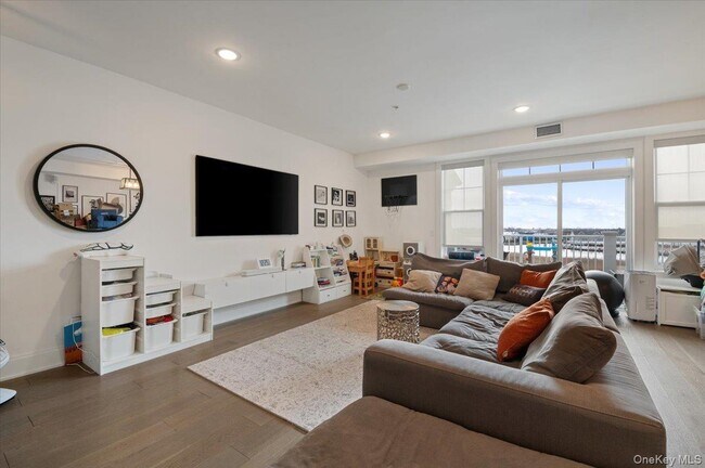 422 Marina Pointe Dr in Hempstead, NY - Building Photo - Building Photo