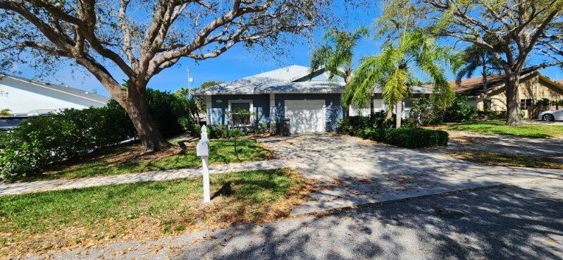 2073 Cove Ln in North Palm Beach, FL - Building Photo
