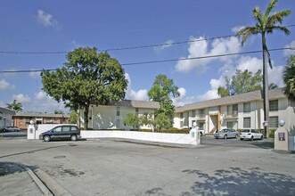 Regency Manor in Miami, FL - Building Photo - Building Photo